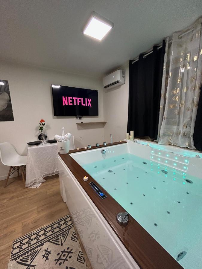 Love Room A Cannes - Appartement 25M2 Pour 2 Personnes Avec Un Jacuzzi Prive Экстерьер фото